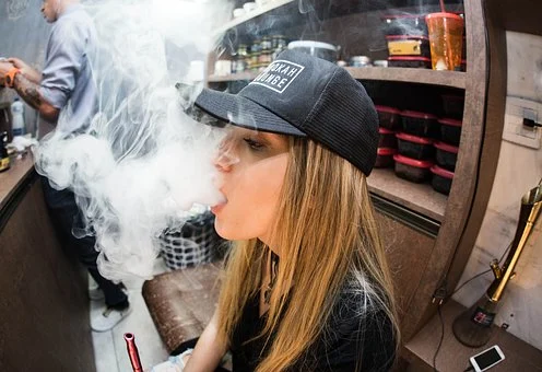 woman-using-cbd-vape-pen-health-concerns